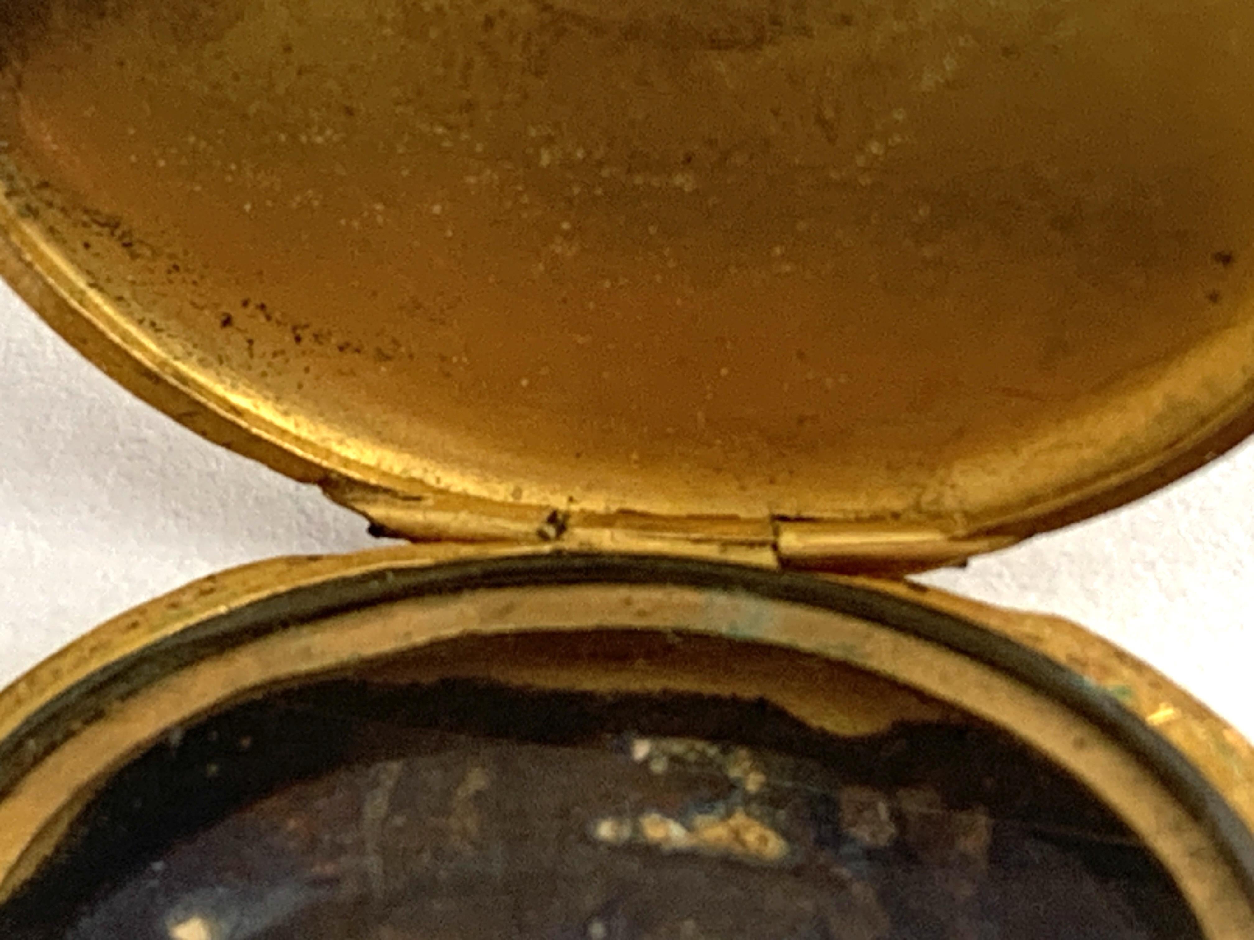 Relicario antiguo de oro de 15 ct con cinturón esmaltado en venta 8