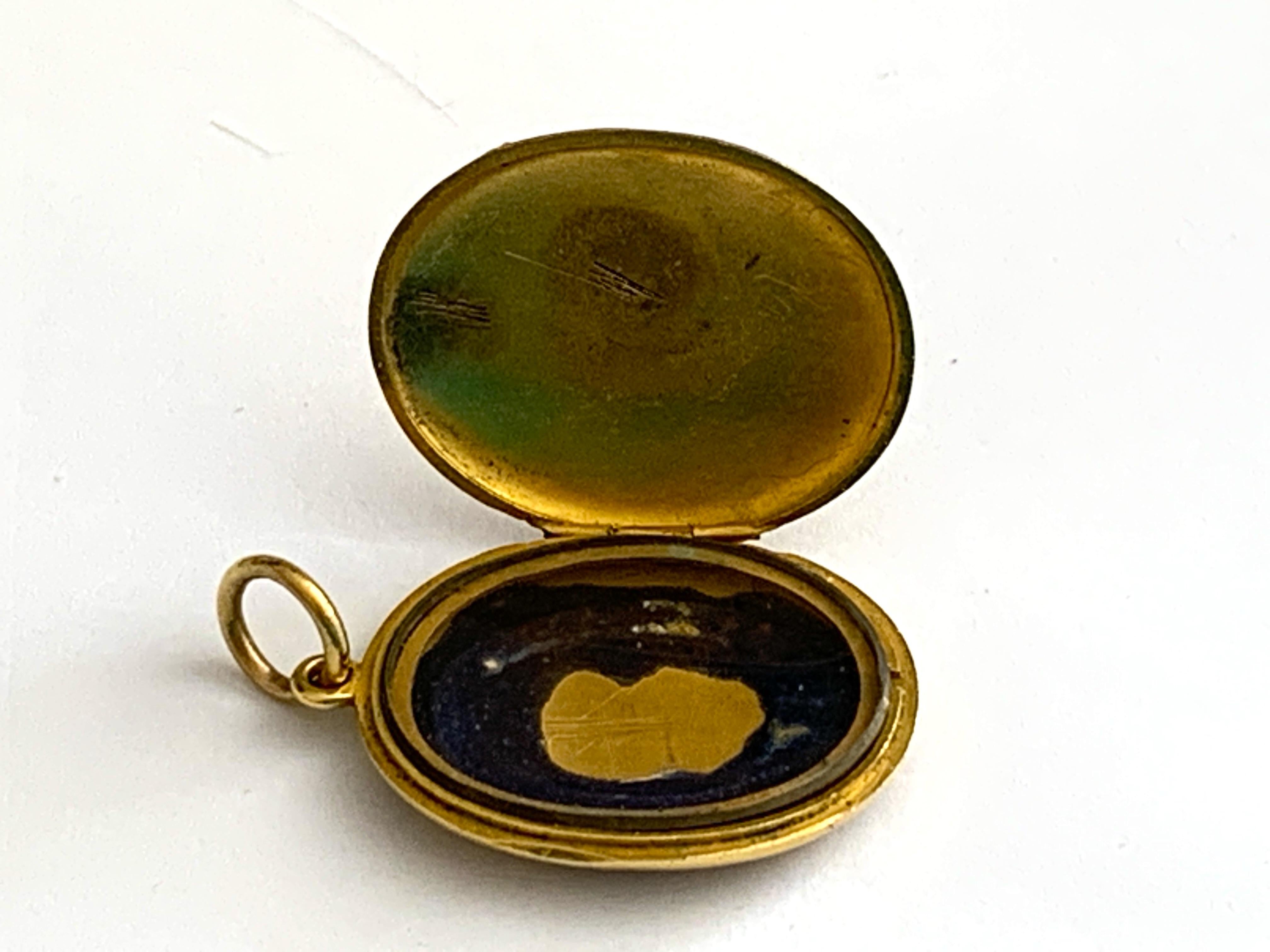 Relicario antiguo de oro de 15 ct con cinturón esmaltado en venta 4