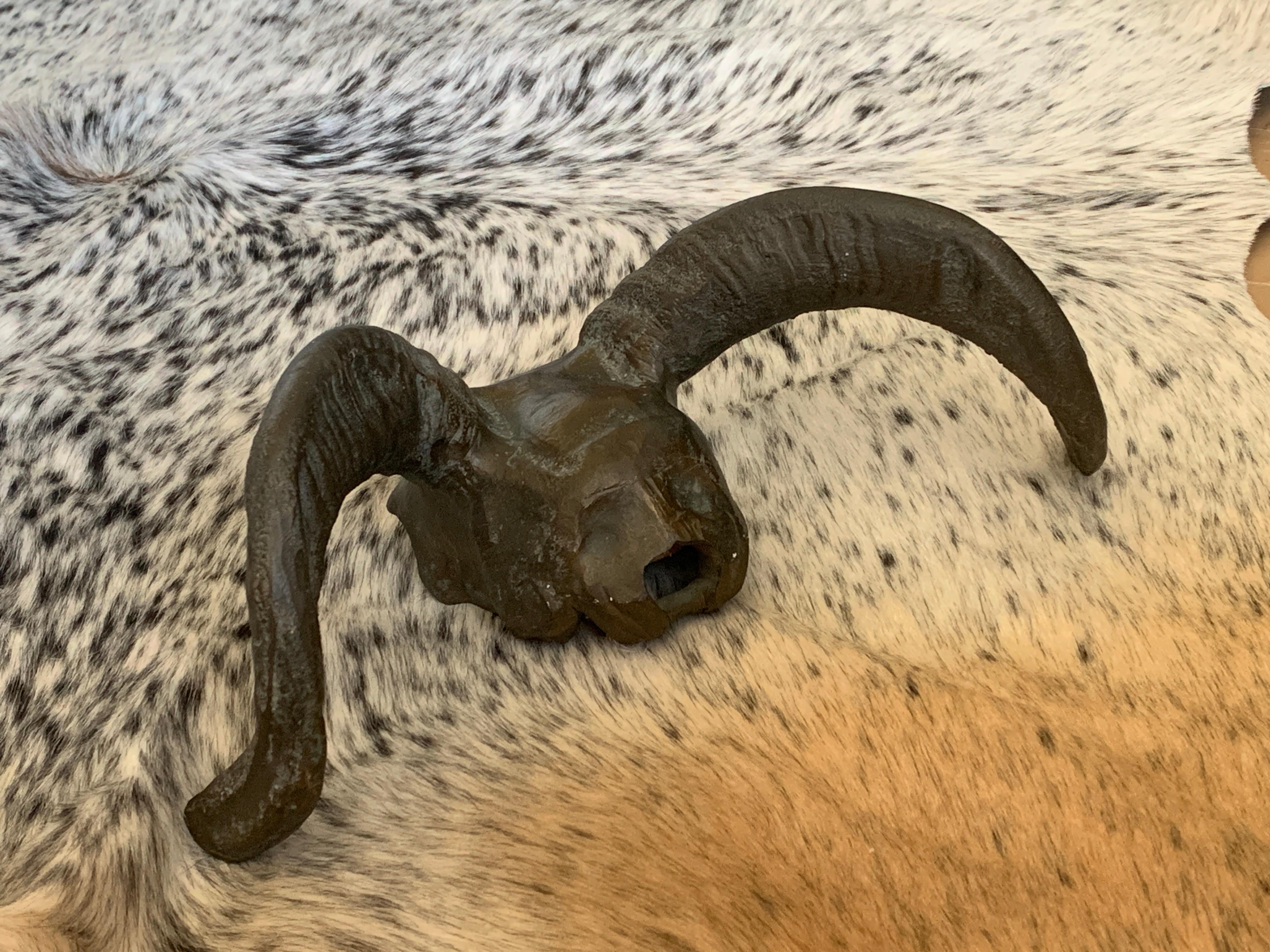 Uno straordinario pezzo unico 
Fusione in bronzo massiccio
Dell'artista Paul Proctor, firmato sul woo e inserito nella base. 
di un ariete Herdwick che si riferisce a un maschio di pecora Herdwick, una razza resistente originaria del Lake District