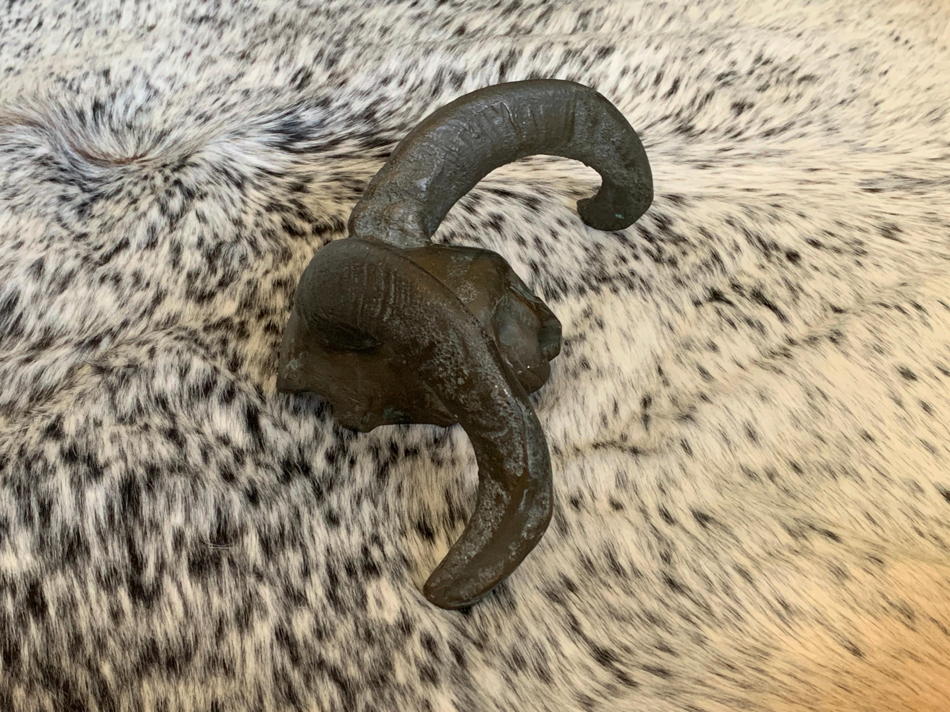 Fusione in bronzo di un corno di ariete e di un teschio In condizioni buone in vendita a London, GB