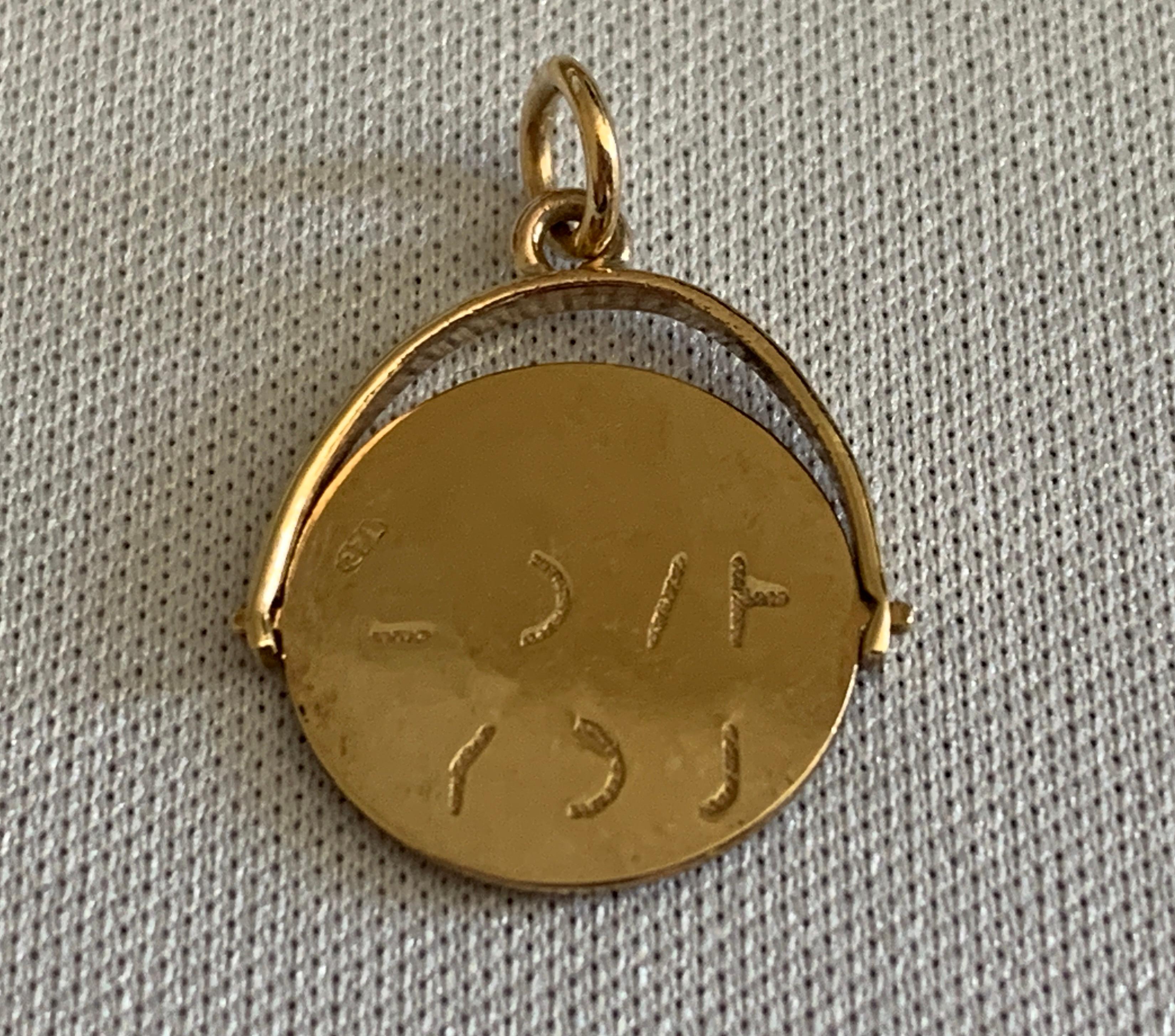 Colgante Spinner de oro 375 9ct 
Por G & H Goldsmiths of London con fecha de 1968
Sellos británicos completos en el lateral de la montura 
y también 375 en la ruleta ( a un lado )
Peso 1,0 gr.
Tamaño Diámetro 16 mm ( milímetros)