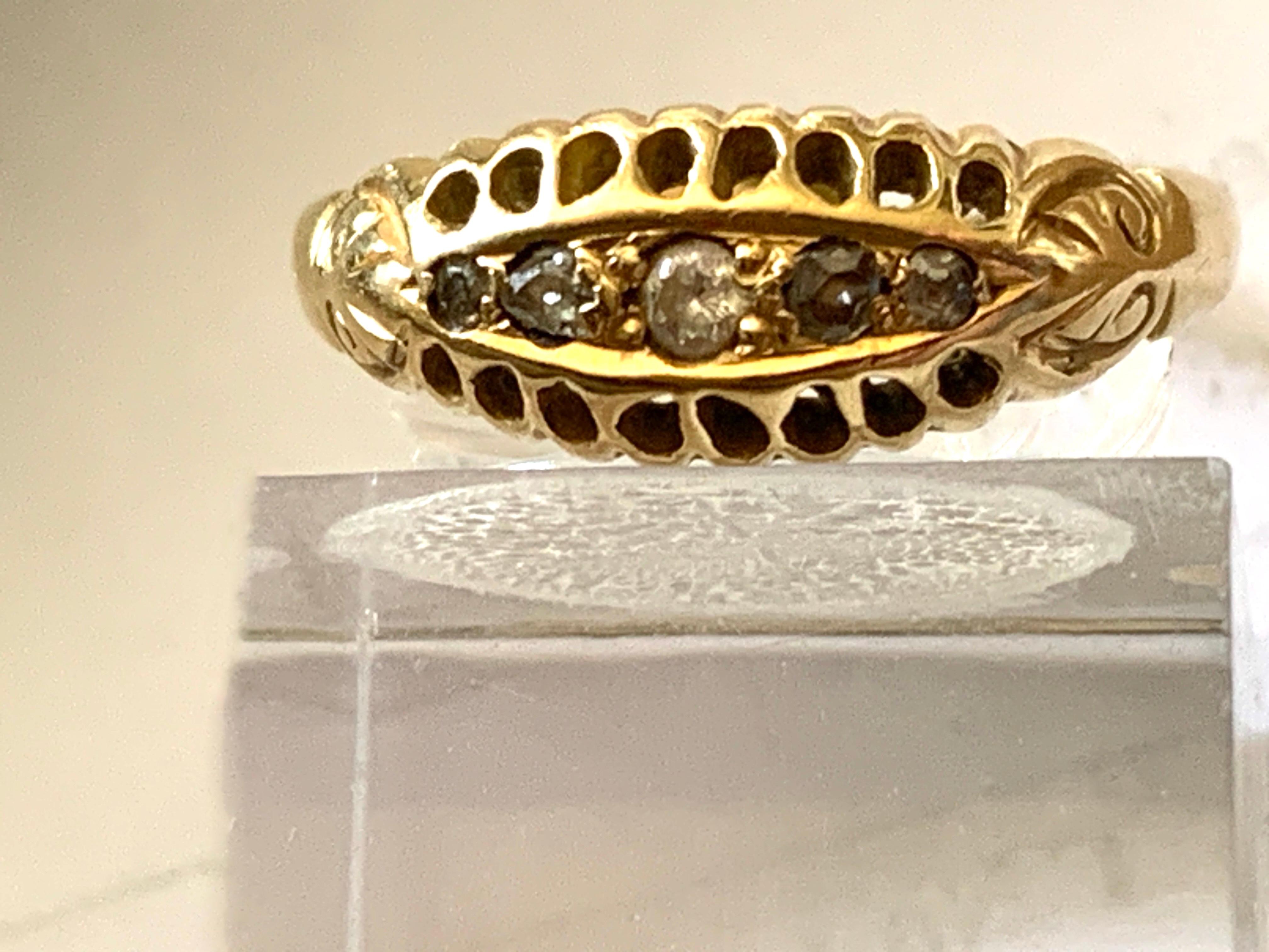 Antico
Anello con diamante in oro 18 ct
con cinque vivaci diamanti naturali tagliati da miniera
Calcolo del diamante (stima come si vede nell'incastonatura)
Diametro di ciascun diamante da destra a sinistra
1.5mm , 2mm , 2.5mm , 2mm , 1.5 mm
0.015mm