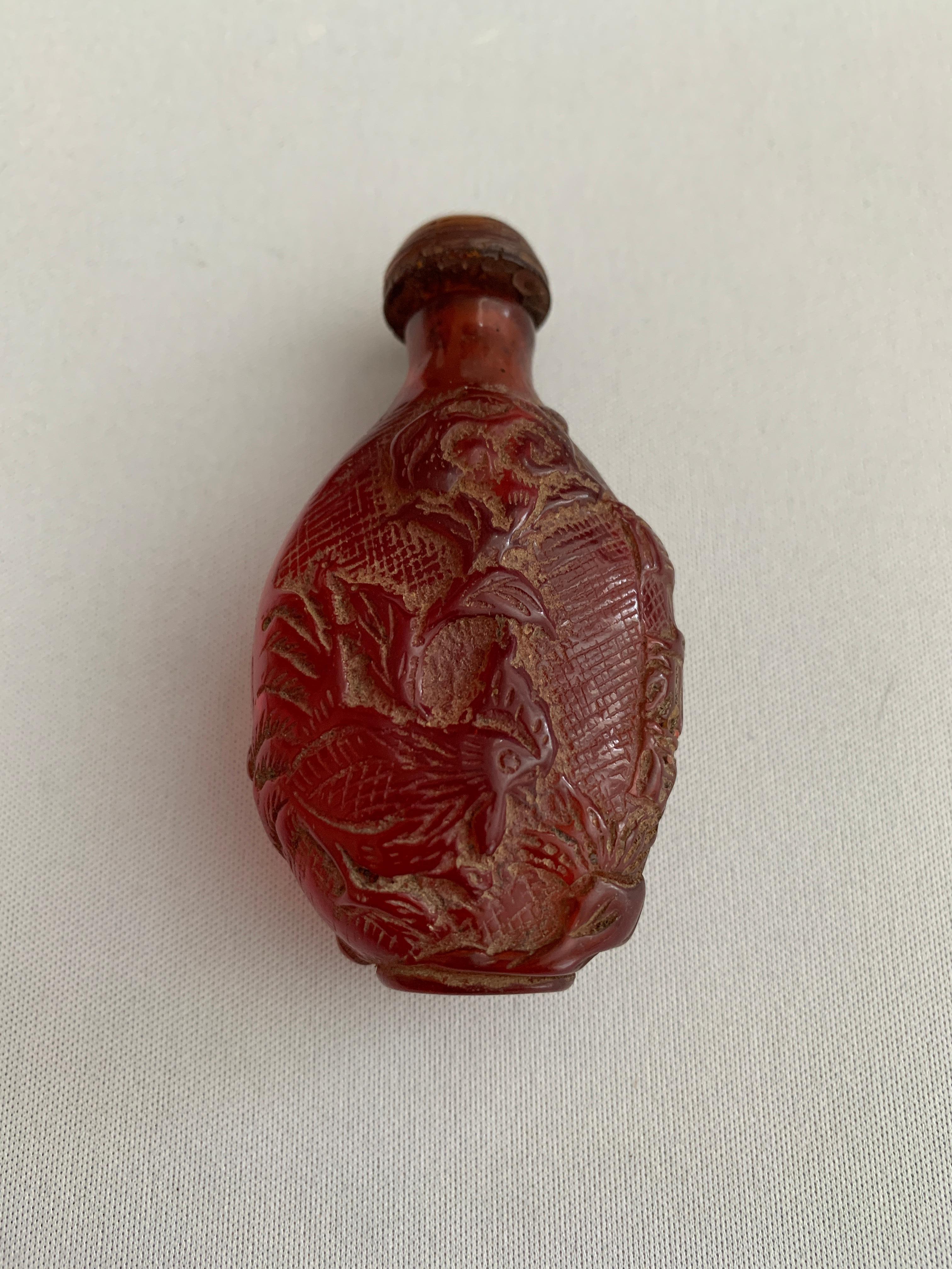 Acrilico rosso Bakerlite
Design cinese 
Raffigurazione di fiori e pesci
bottiglia di profumo
con tappo estraibile 
Datato alla fine del XX secolo 

