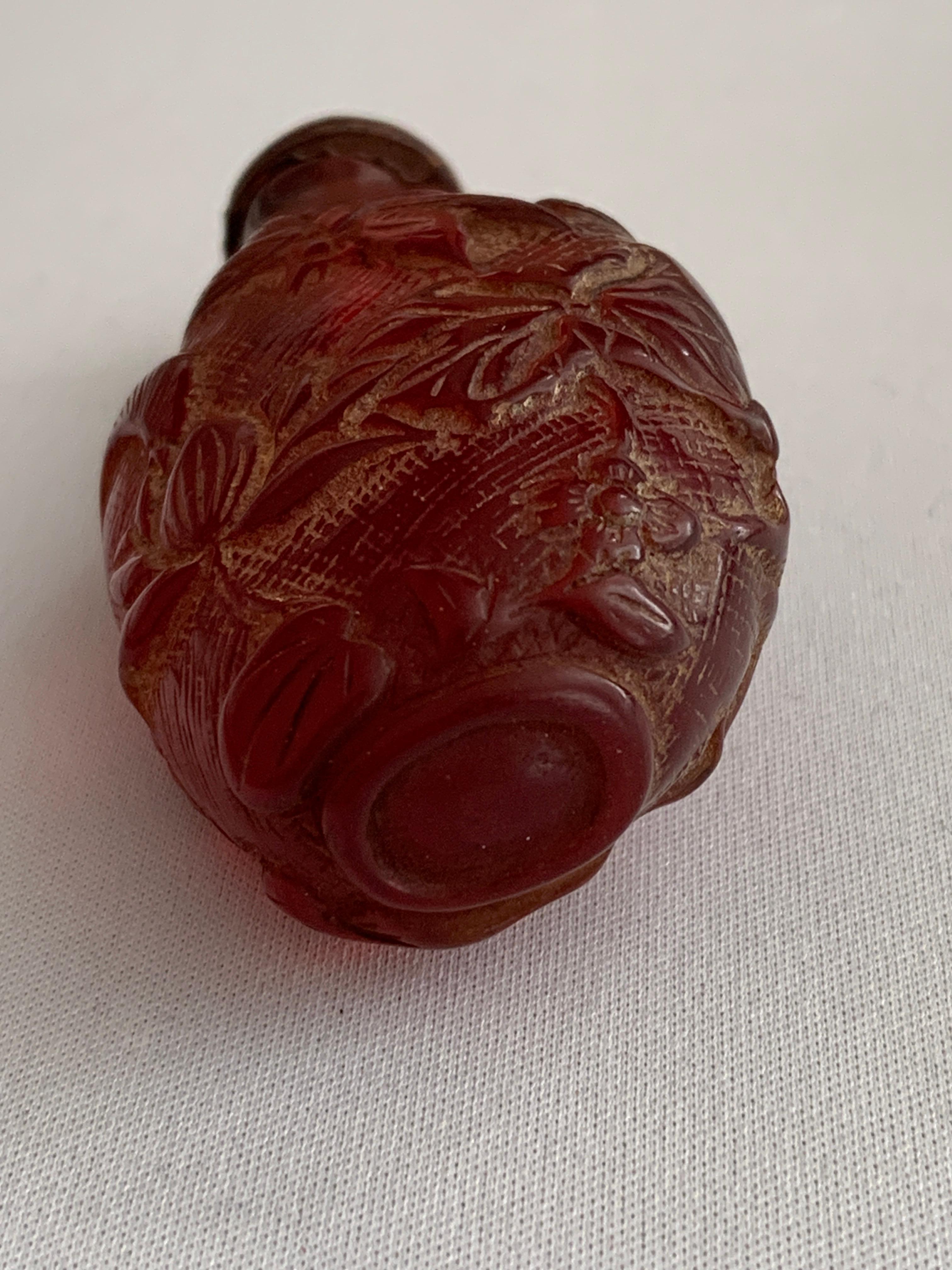 Bottiglia di profumo cinese Bakerlite rossa in vendita 4