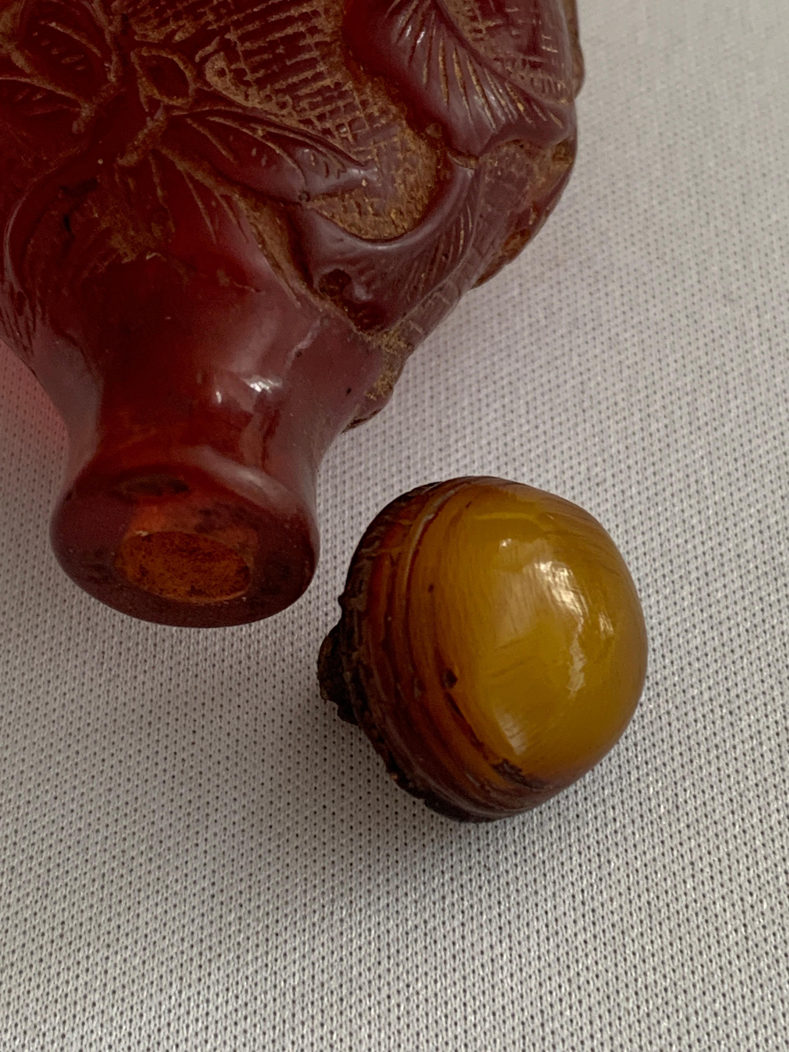 Bottiglia di profumo cinese Bakerlite rossa in vendita 6