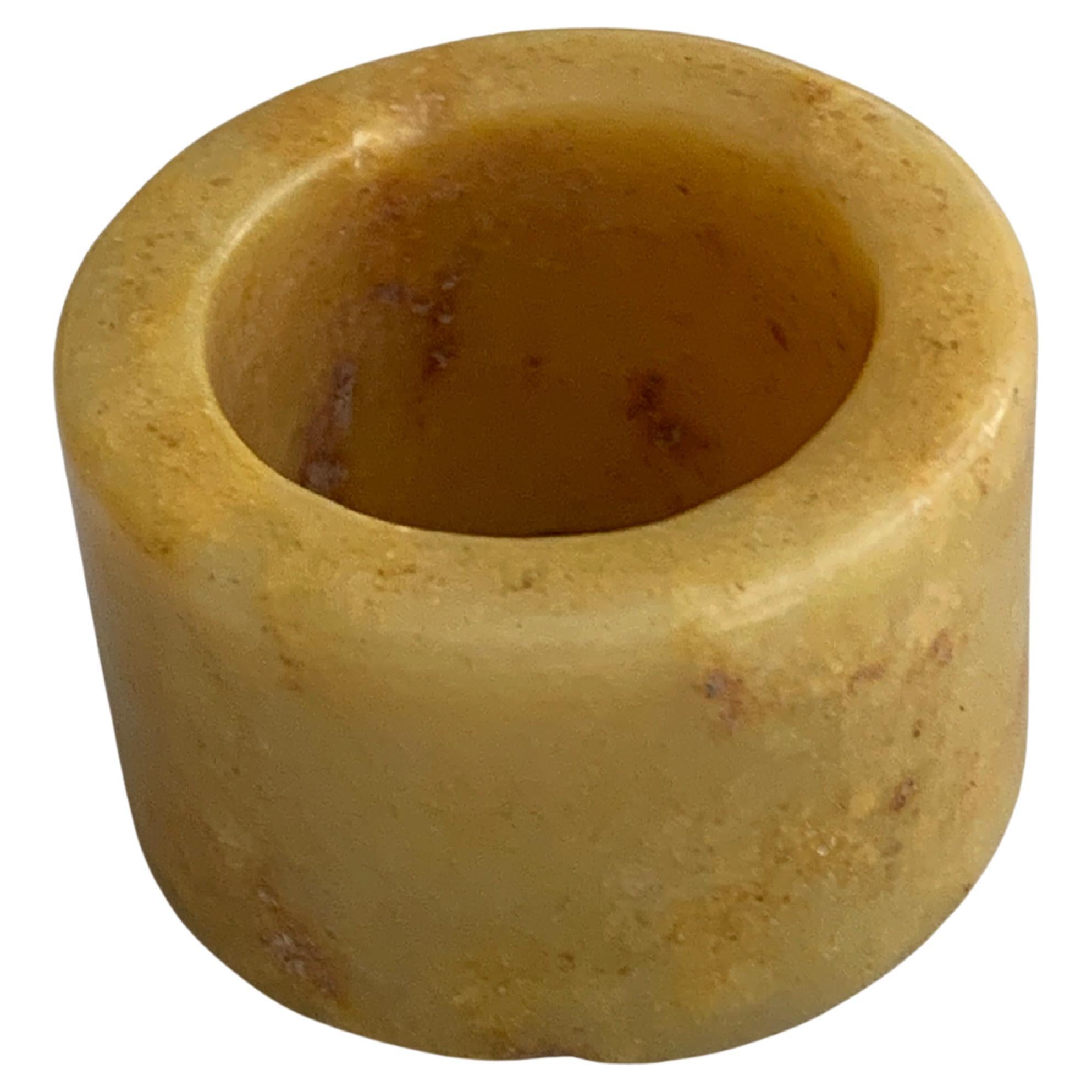 Anello degli arcieri con pietra di giada gialla del XX secolo
