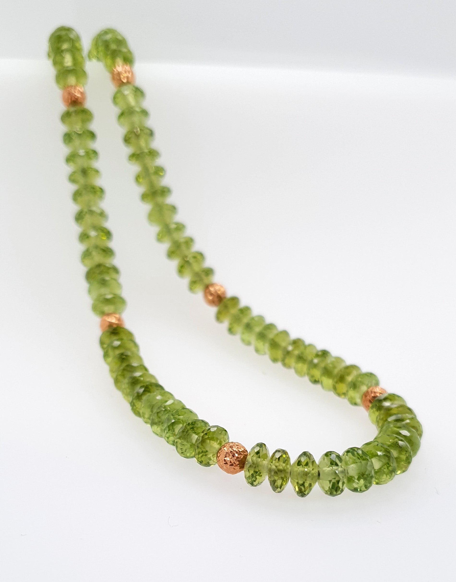 Facettierte grüne Peridot-Rondell-Perlenkette mit 18 Karat Roségold im Angebot