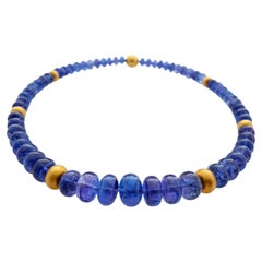 Collier de perles en or jaune mat 18 carats avec tanzanite bleue en forme de tournesol