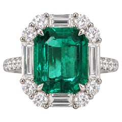 Bague à trois pierres certifiée par le GIA, composée d'une émeraude de 4,43 carats et de diamants