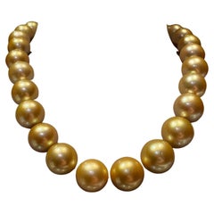 Collier de perles des mers du Sud dorées profondes en émeraude avec fermoir en rubis et diamants 18 carats