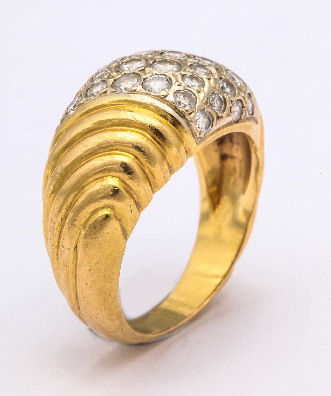 Kuppelring aus 18 Karat Gold mit Diamantpavé und Diamant, Paris im Angebot 1