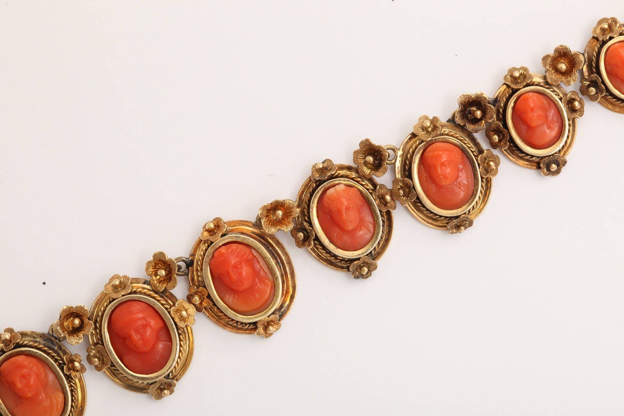 1870s Carved 18k Coral Gold Link Necklace, Torre del Greco, Italy In Good Condition For Sale In St. Catharines, ON