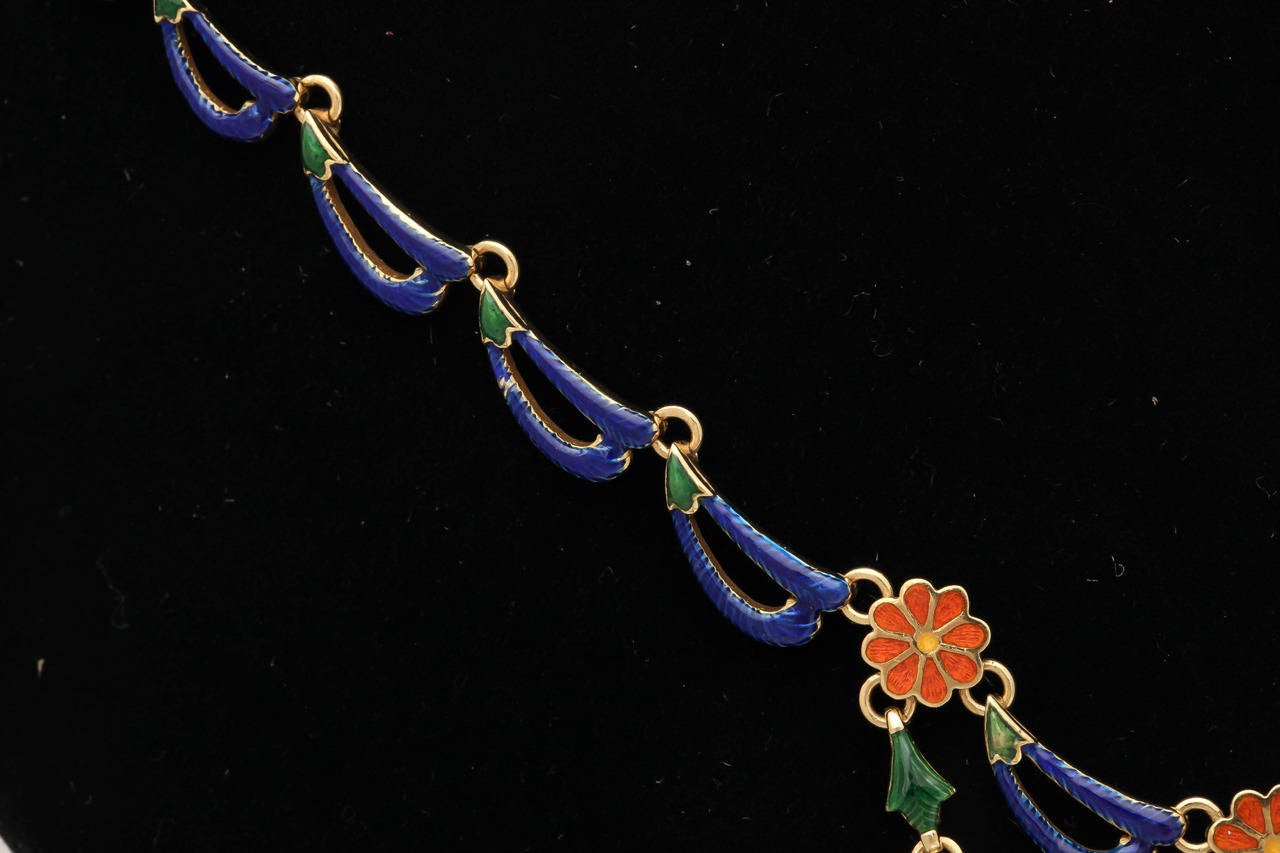 Taille ronde Collier guirlande français en or 18 carats avec perles émaillées et diamants, du XXe siècle en vente