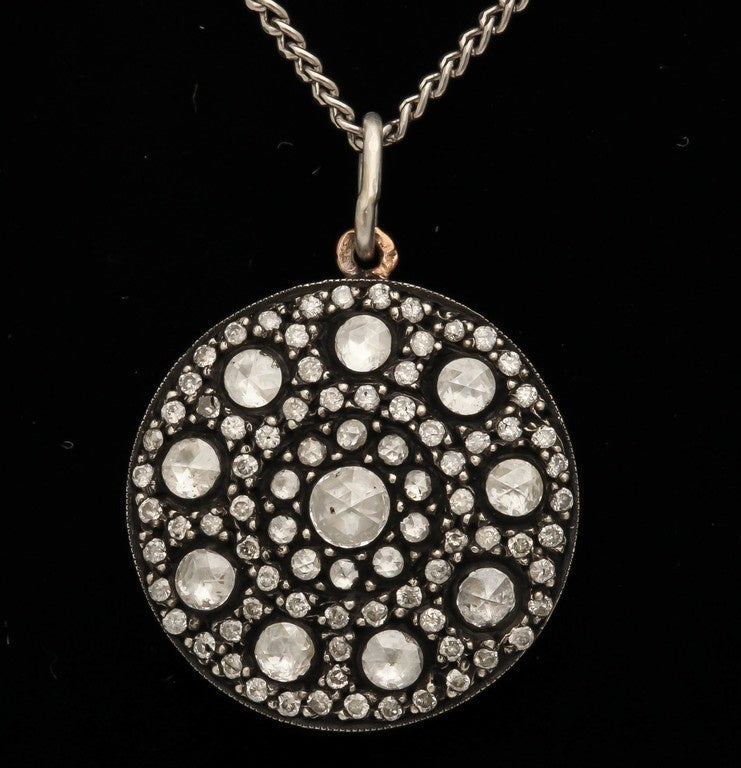 Pendentif grappe en or 9 carats avec diamants roses, XXe siècle Bon état - En vente à St. Catharines, ON