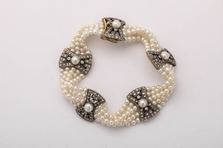Fünfstrangiges Perlen-Diamant-Armband aus 18 Karat Gold, 20. Jahrhundert im Angebot 1