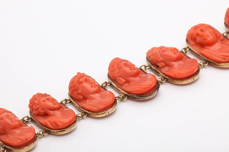 1870s Carved Coral Gold Link Bracelet, Torre del Greco, Italy In Good Condition For Sale In St. Catharines, ON