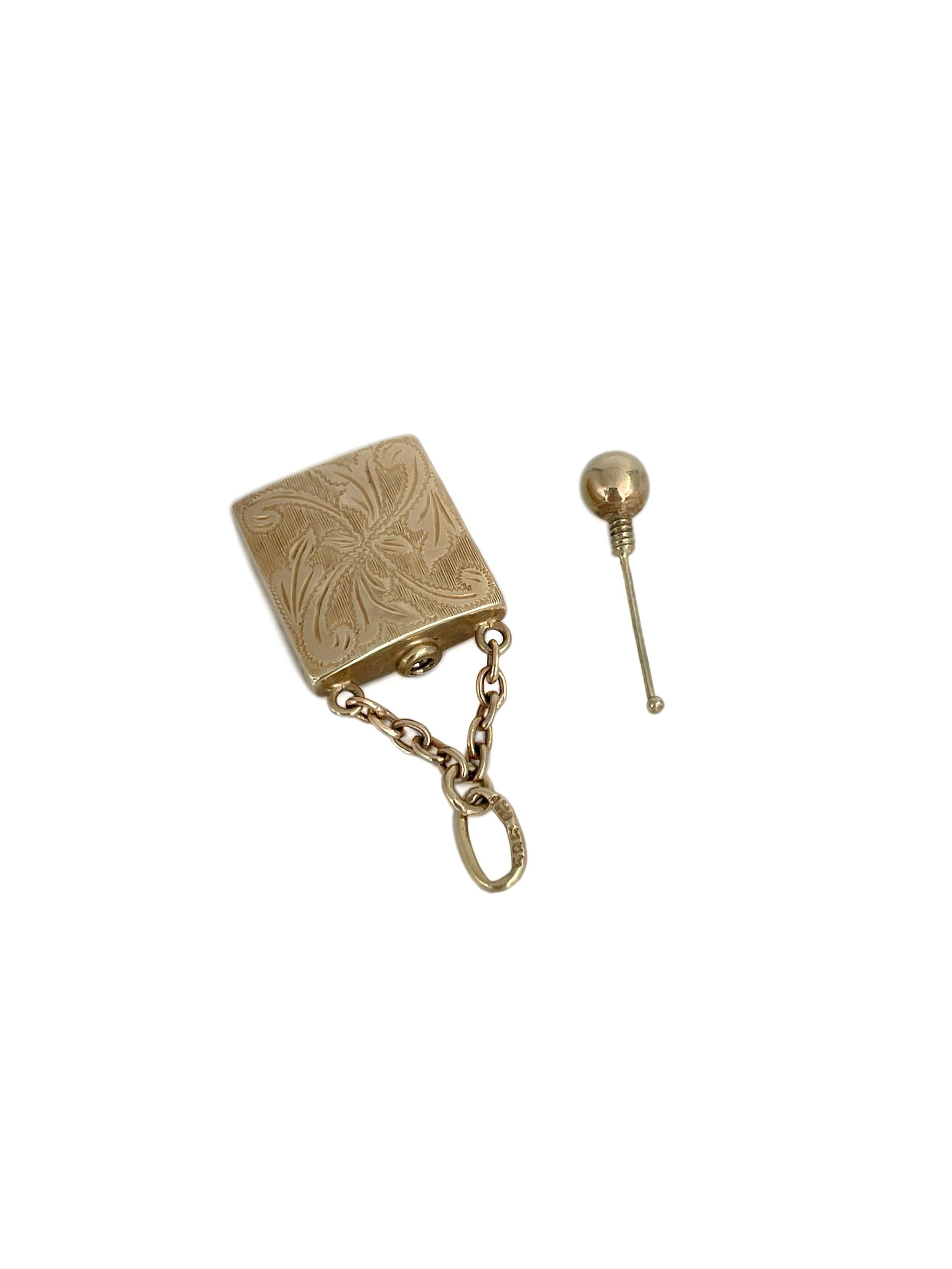 Si tratta di un ciondolo a forma di bottiglia di profumo vintage con charm floreale. È realizzato in oro giallo 14 carati. Circa 1960.

Firmato 