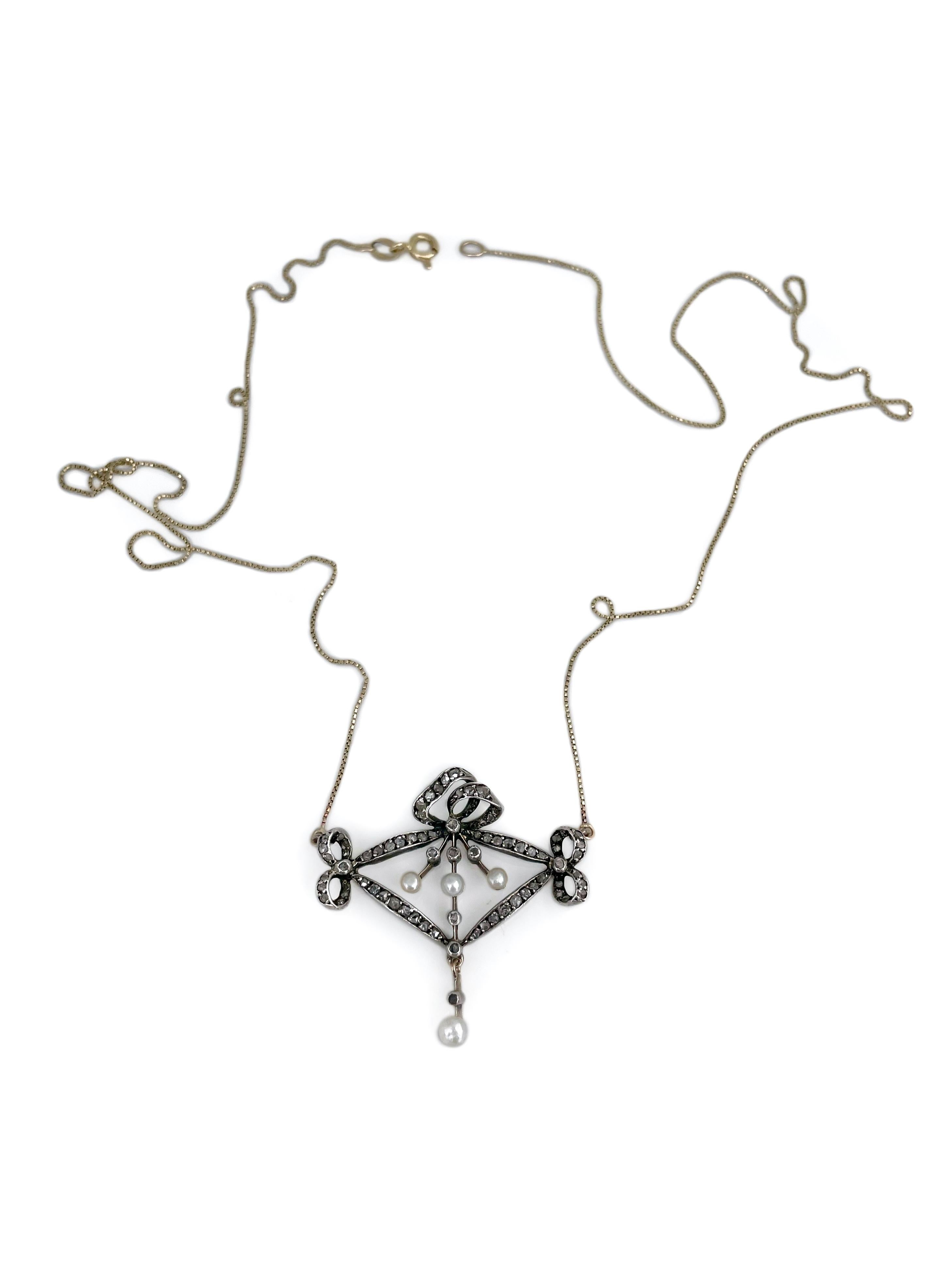 Dies ist ein Edwardian Bogen Anhänger Halskette in 14K Gold gefertigt. Das Schmuckstück ist mit Zuchtperlen und Diamanten im Rosenschliff besetzt. Ca. 1920. 


Signiert 