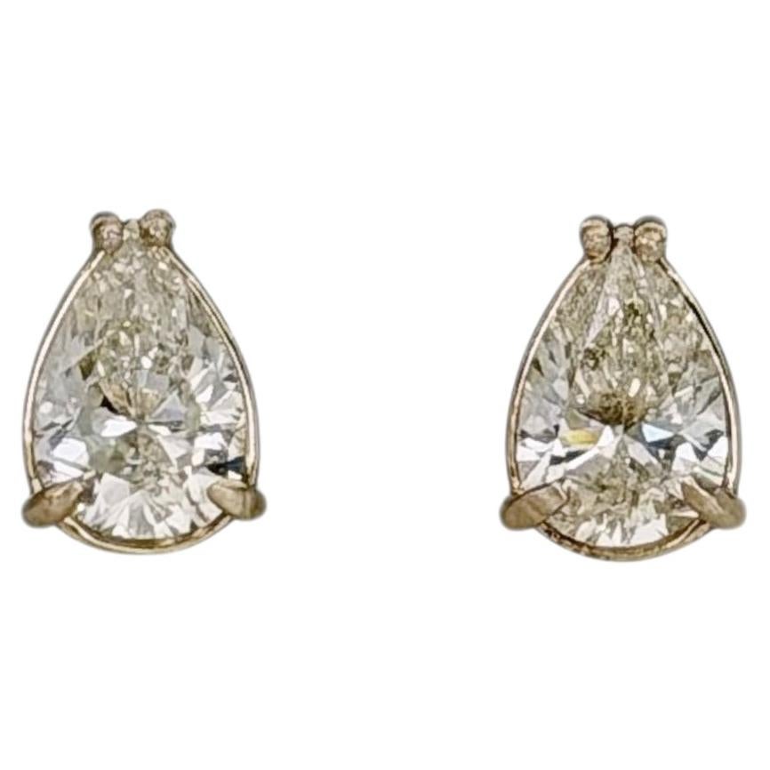 Vintage 18 Karat Gold 0.90 Carat Pear Cut Diamond Stud Earrings