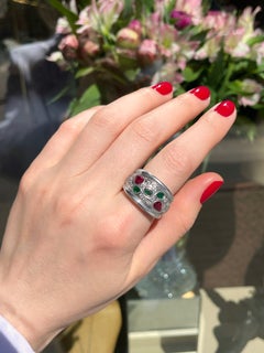 Anillo vintage de oro de 18 quilates con una esmeralda de 0,30 quilates, un rubí de 0,70 quilates y un diamante de 0,58 quilates