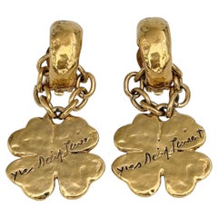 Pendientes de clip vintage de Yves Saint Laurent (YSL) de los años 80, con diseño de trébol de cuatro hojas en tono dorado