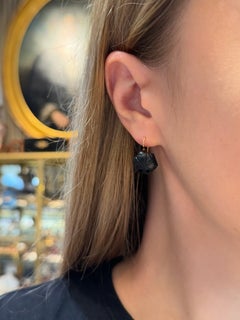 Boucles d'oreilles édouardiennes en or 18 carats, ornées de jais noir sculpté et dotées d'une fermeture à bouton sur le devant