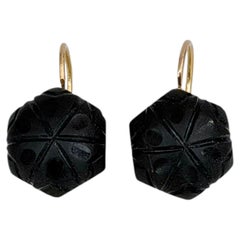 Boucles d'oreilles édouardiennes en or 18 carats, ornées de jais noir sculpté et dotées d'une fermeture à bouton sur le devant