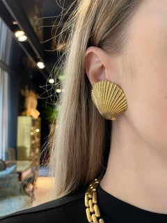 1980er Jahre Vintage Yves Saint Laurent Goldfarbene Clip-On-Ohrringe in Muschelform in Muschelform