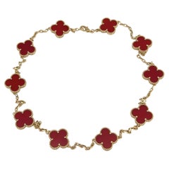 Van Cleef & Arpels Alhambra-Halskette mit 10 Motiven aus 18-Karat-Gold und Karneol in Kleeblattform