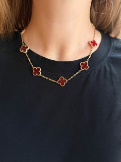 Van Cleef & Arpels Alhambra-Halskette mit 10 Motiven aus 18-Karat-Gold und Karneol in Kleeblattform