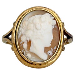 Anillo eduardiano ovalado con camafeo en forma de concha que representa el retrato de una dama mirando hacia la derecha, de oro de 15 quilates