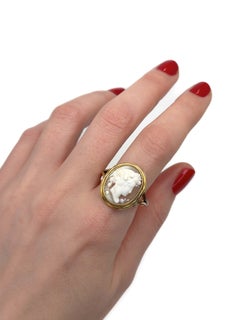 Anillo eduardiano ovalado con camafeo en forma de concha que representa el retrato de una dama mirando hacia la derecha, de oro de 15 quilates