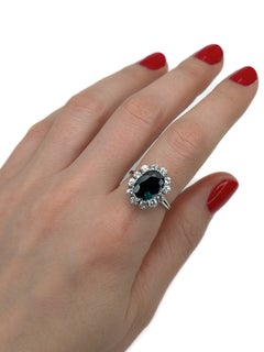 Vintage-Ring aus 18-Karat-Gold mit einem 2,80-Karat-Saphir der Qualität VS und einem Diamantcluster von 0,95 Karat