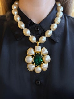 Collana massiccia Chanel del 1991, in stile vintage, con perle finte dorate e vetro Gripoix verde