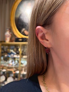 Pendientes colgantes victorianos de oro de 9 quilates con granates bohemios en racimo