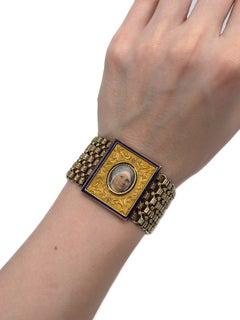 Braccialetto vittoriano con catena, ritratto in miniatura di una donna in argento e smalto, in oro a 18 carati