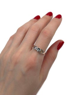 Viktorianischer Ring aus 18-Karat-Gold mit drei Diamanten im Rosenschliff