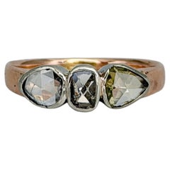 Viktorianischer Ring aus 18-Karat-Gold mit drei Diamanten im Rosenschliff