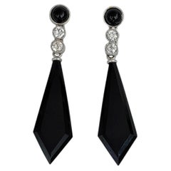 Orecchini a perno lunghi in stile Art Déco, in oro 18 carati con diamanti e onice, 5 cm