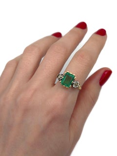 Vintage-Ring aus 18-Karat-Gold mit einem Smaragd von 3,30 Karat (SI2) und drei Diamanten von insgesamt 1,10 Karat