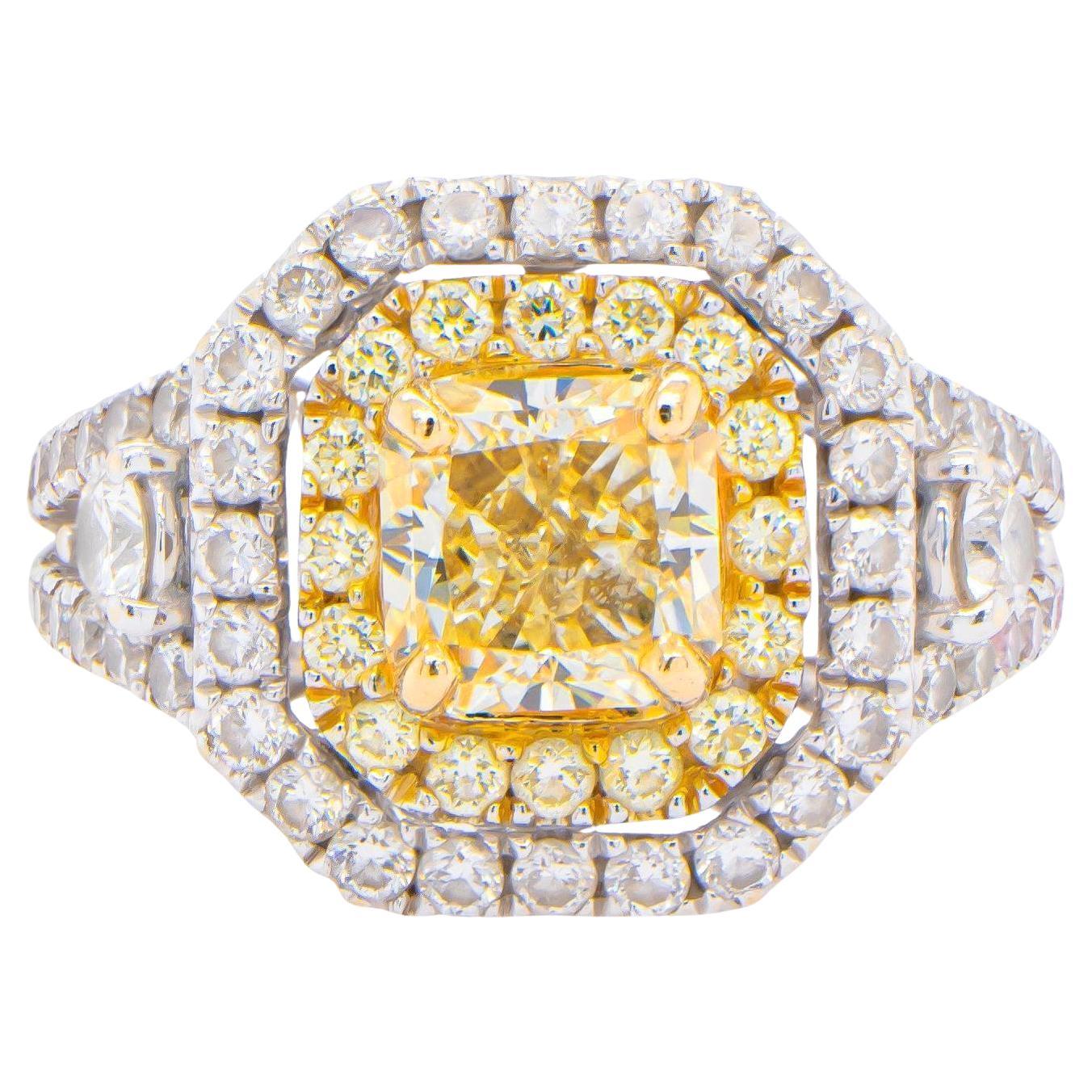 GIA Certified Natural Fancy Yellow Diamond Ring 2 Carats 18K Gold en vente