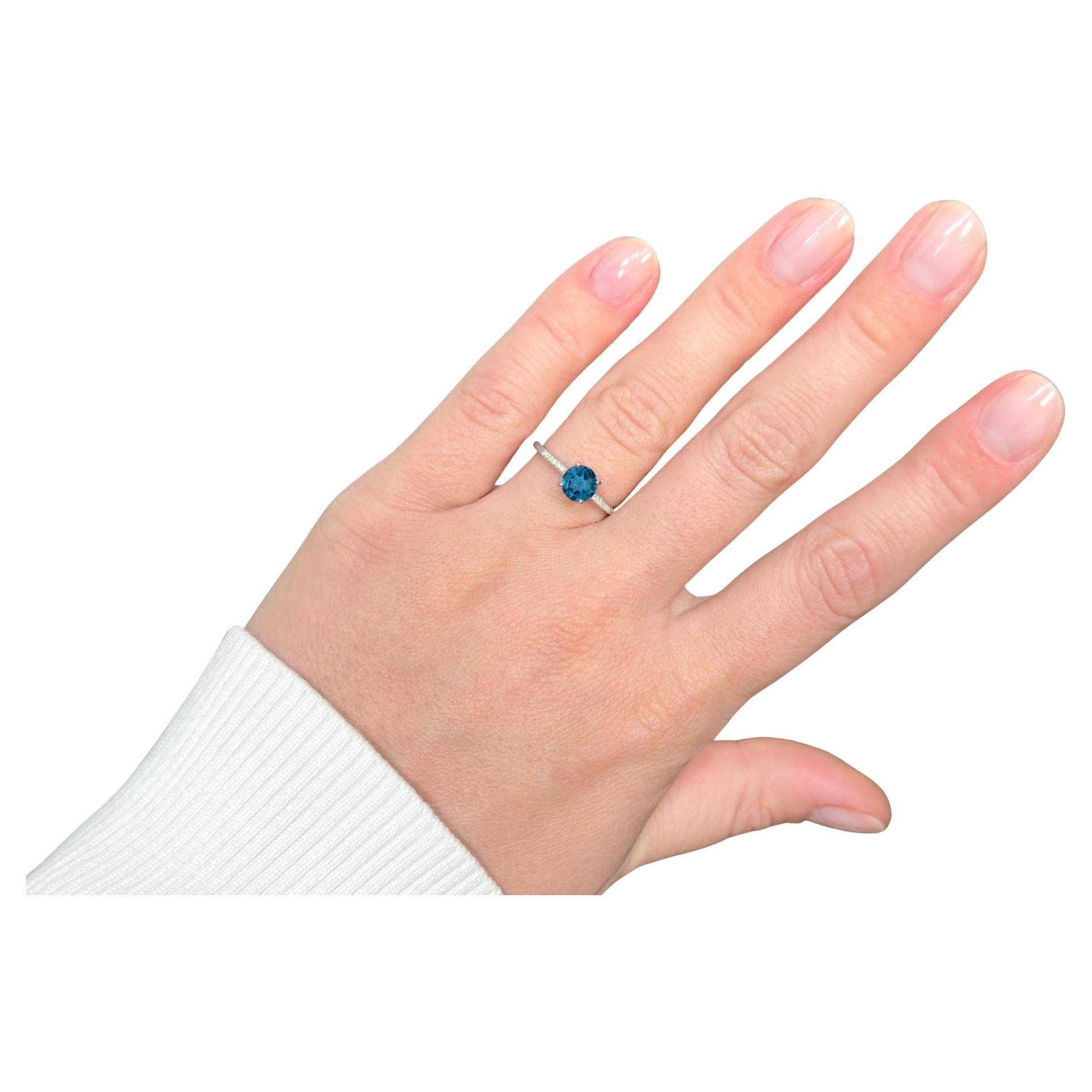 Anello London Blue Topaz con diamanti 1,05 carati in oro bianco 14K in vendita