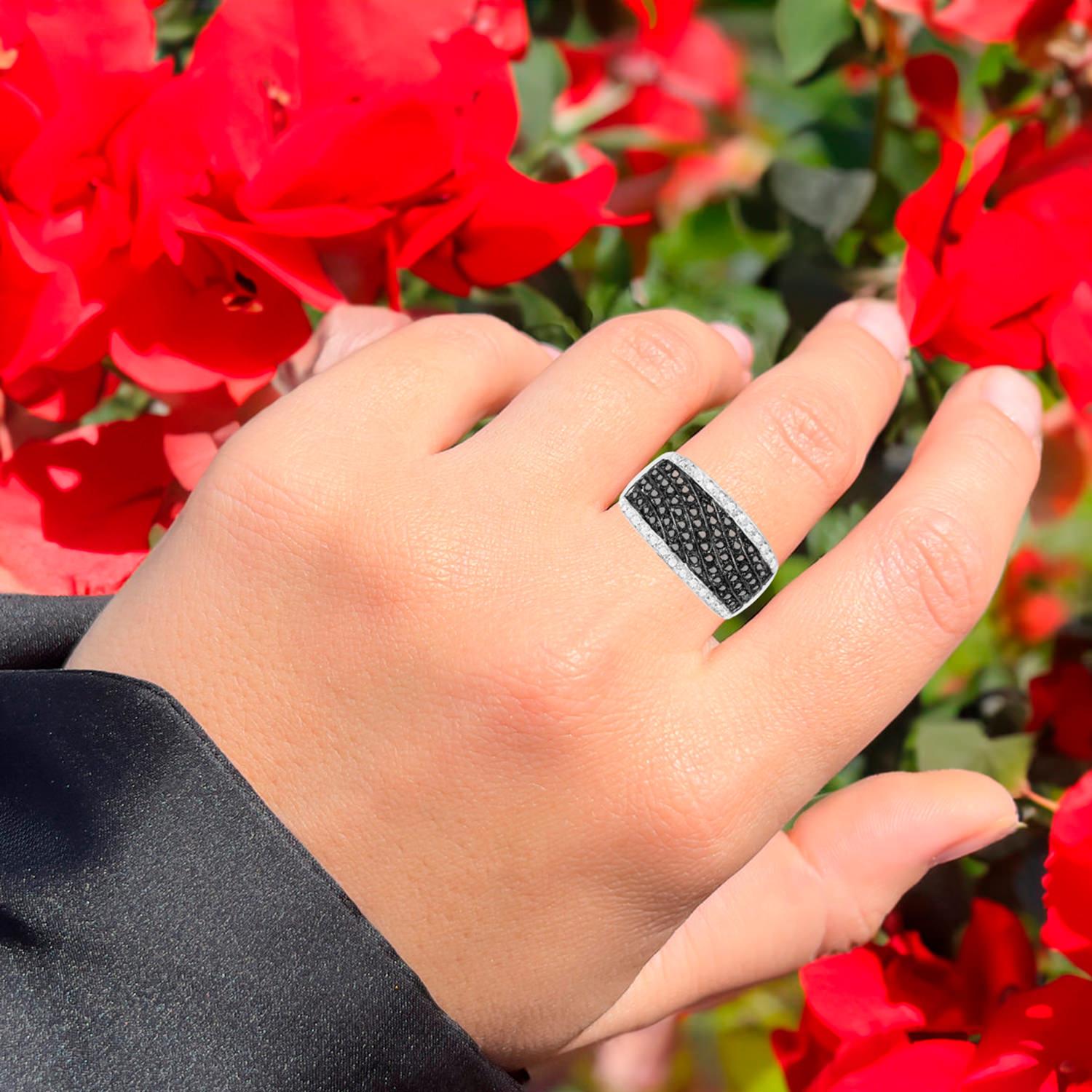 Es kommt mit dem Gemmologischen Gutachten von GIA GG/AJP
Alle Edelsteine sind natürlich
61 schwarze Diamanten = 0,65 Karat
26 weiße Diamanten = 0,13 Karat
Metall: Rhodiniertes Sterling Silber
Ring Größe: 7 US
Größenänderungen sind auf Anfrage
