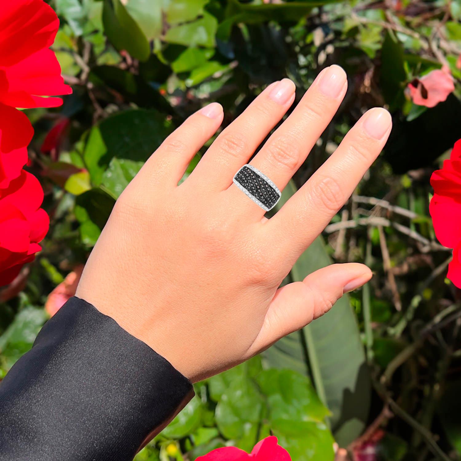 Schwarzer Diamant Cluster Ring Weiße Diamanten 0,78 Karat Sterling Silber (Zeitgenössisch) im Angebot