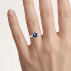 Anello con zaffiro blu e diamanti da 0,56 carati in oro bianco 14K