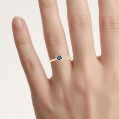 Bague en saphir bleu sertie de diamants (0,32 carat), en or jaune 10 carats