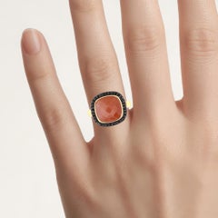 Anello con pietra di luna color pesca e spinello nero, 6.7 carati, argento placcato oro