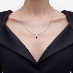 Colgante de rubí con diamantes de 1,56 quilates, en oro blanco de 10K
