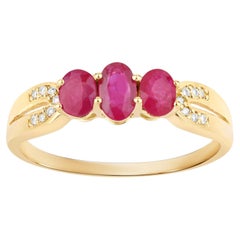 Bague en rubis sertie de diamants (0,88 carat), en or jaune 14 carats