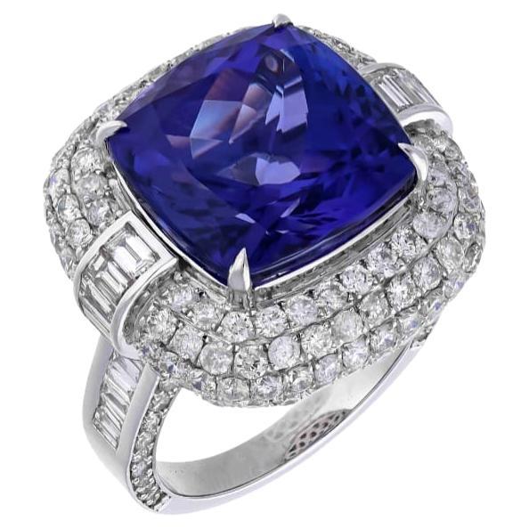 Natural tanzanite and natural diamonds ring in 18k gold For Sale